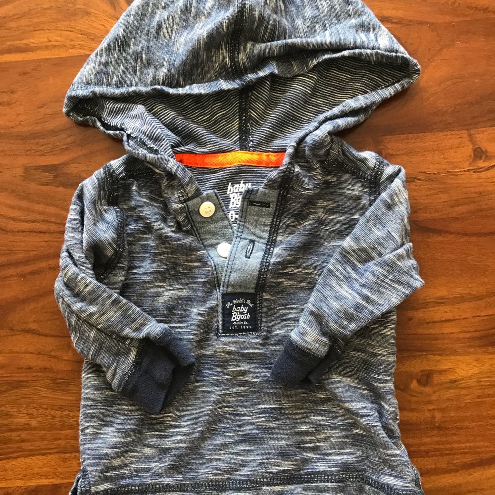 Hooded shirt.
